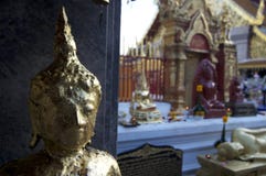 Estatua dorada de Buda en Wat Doi Suthep fotos de archivo libres de regalías Estatua dorada de Buda en Wat Doi Suthep fotos de archivo libres de regalías
