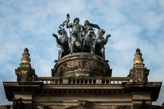 Estatua encima de la ópera en Dresden foto de archivo libre de regalías Estatua encima de la ópera en Dresden foto de archivo libre de regalías