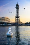 Estatua flotante en el puerto de Barcelona, en la puesta del sol - 10/24/2014 imagen de archivo libre de regalías Estatua flotante en el puerto de Barcelona, en la puesta del sol - 10/24/2014 imagen de archivo libre de regalías
