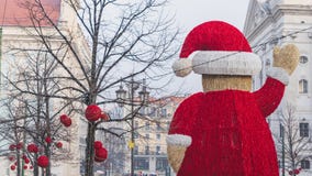 Estatua gigante de Papá Noel en el medio de la calle en Baixa Chiado, Lisboa, Portugal foto de archivo libre de regalías Estatua gigante de Papá Noel en el medio de la calle en Baixa Chiado, Lisboa, Portugal foto de archivo libre de regalías