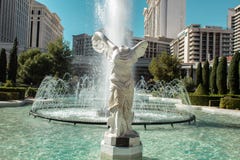Estatua y fuente sin cabeza por el centro turístico del palacio de César en Las Vegas fotos de archivo libres de regalías Estatua y fuente sin cabeza por el centro turístico del palacio de César en Las Vegas fotos de archivo libres de regalías