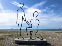 Estatuas abstractas de amantes, propuesta de matrimonio en el bulevar de Batumi Primorsky o playa de Batumi Georgia, Batumi, el 1 foto de archivo Estatuas abstractas de amantes, propuesta de matrimonio en el bulevar de Batumi Primorsky o playa de Batumi Georgia, Batumi, el 1 foto de archivo