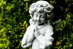 Estatuas de los ángeles de guarda en jardín verde Fotos de archivo libres de regalías Estatuas de los ángeles de guarda en jardín verde Fotos de archivo libres de regalías