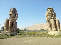Estatuas de piedra masivas del faraón Amenhotep III foto de archivo Estatuas de piedra masivas del faraón Amenhotep III foto de archivo