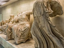 Estatuas del griego clásico de la exposición libre pública en la estación del subterráneo o de metro de la acrópolis en Atenas, G fotos de archivo libres de regalías Estatuas del griego clásico de la exposición libre pública en la estación del subterráneo o de metro de la acrópolis en Atenas, G fotos de archivo libres de regalías