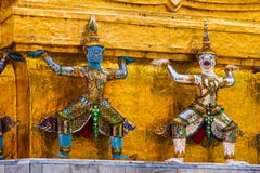 Estatuas gigantes en la base de la pagoda del oro en Wat Pra Kaew en el palacio magn?fico foto de archivo libre de regalías Estatuas gigantes en la base de la pagoda del oro en Wat Pra Kaew en el palacio magn?fico foto de archivo libre de regalías
