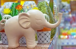 Estatueta decorativa de um elefante em uma loja de lembranças imagem de stock Estatueta decorativa de um elefante em uma loja de lembranças imagem de stock
