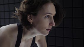 Este vídeo está sobre vista lateral del primer de la mujer joven bastante atractiva que disfruta de su entrenamiento en la bicicl almacen de video Este vídeo está sobre vista lateral del primer de la mujer joven bastante atractiva que disfruta de su entrenamiento en la bicicl almacen de video