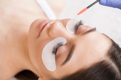 Estensioni dei cigli Cigli falsi Procedura di estensione del ciglio Stilista professionista che allunga le sferze femminili fotografia stock Estensioni dei cigli Cigli falsi Procedura di estensione del ciglio Stilista professionista che allunga le sferze femminili fotografia stock