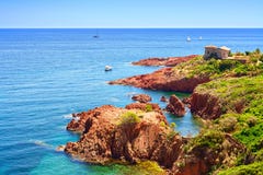 Esterel oscilla la costa ed il mare della spiaggia. Cote Azur, Provenza, Francia. immagini stock Esterel oscilla la costa ed il mare della spiaggia. Cote Azur, Provenza, Francia. immagini stock