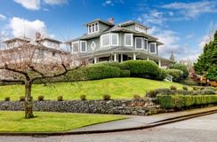 Esterno americano classico della casa del grande artigiano verde di lusso. fotografie stock libere da diritti Esterno americano classico della casa del grande artigiano verde di lusso. fotografie stock libere da diritti