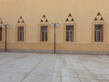Esterno della moschea con progettazione differente delle finestre immagine stock Esterno della moschea con progettazione differente delle finestre immagine stock