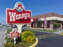 Esterno e segno del fast food di Wendy. immagini stock libere da diritti Esterno e segno del fast food di Wendy. immagini stock libere da diritti