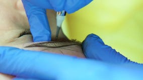 Esteticista que faz o close up microblading da sobrancelha filme Esteticista que faz o close up microblading da sobrancelha filme