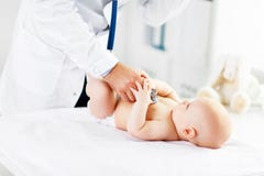 Estetoscópio do pediatra do doutor que escuta o bebê imagem de stock Estetoscópio do pediatra do doutor que escuta o bebê imagem de stock