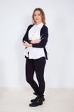 Esthéticien féminin dans le style occasionnel tenant des instruments pour des traitements de beauté sur ses mains posant dans le photographie stock libre de droits Esthéticien féminin dans le style occasionnel tenant des instruments pour des traitements de beauté sur ses mains posant dans le photographie stock libre de droits