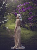 Estilo de la primavera Blonde sensual hermoso de la muchacha en primavera Jardín floreciente del resorte Chica joven en un vestid fotos de archivo libres de regalías Estilo de la primavera Blonde sensual hermoso de la muchacha en primavera Jardín floreciente del resorte Chica joven en un vestid fotos de archivo libres de regalías