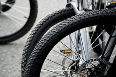 Estilo de vida ativo: rodas de bicicleta antes do início do rac da bicicleta fotografia de stock royalty free Estilo de vida ativo: rodas de bicicleta antes do início do rac da bicicleta fotografia de stock royalty free