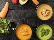 Estilo de vida saudável da ervilha, da abóbora e da sopa do avacado, refeição pronta a comer em uns recipientes fotografia de stock Estilo de vida saudável da ervilha, da abóbora e da sopa do avacado, refeição pronta a comer em uns recipientes fotografia de stock