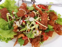 Estilo tailandés del cerdo curruscante picante de la ensalada imagen de archivo Estilo tailandés del cerdo curruscante picante de la ensalada imagen de archivo