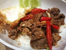 Estilo tradicional tailandés de la comida de la carne de vaca del lomo sofrito de la tira y del huevo frito picante y imagenes de archivo Estilo tradicional tailandés de la comida de la carne de vaca del lomo sofrito de la tira y del huevo frito picante y imagenes de archivo