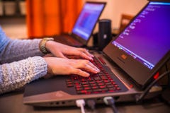 Estocolmo, Suecia: 21 de febrero de 2017 - worki femenino del programador imagen de archivo libre de regalías Estocolmo, Suecia: 21 de febrero de 2017 - worki femenino del programador imagen de archivo libre de regalías