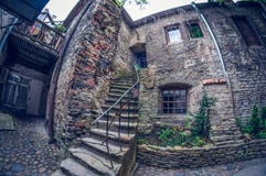 Estonia Tallinn, Maj, - 17, 2016: Stara grodzka ulica wykoślawienia fisheye perspektywiczny obiektyw zdjęcie stock Estonia Tallinn, Maj, - 17, 2016: Stara grodzka ulica wykoślawienia fisheye perspektywiczny obiektyw zdjęcie stock