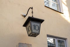 Estonia Tallinn stara latarnia uliczna z domową liczbą obrazy stock Estonia Tallinn stara latarnia uliczna z domową liczbą obrazy stock