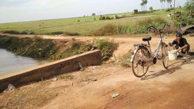 Estrada através da seiva de Tonle, Camboja imagem de stock Estrada através da seiva de Tonle, Camboja imagem de stock