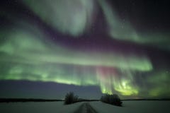 Estrada da aurora boreal em Lapland finlandês foto de stock Estrada da aurora boreal em Lapland finlandês foto de stock