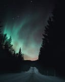 Estrada da noite do inverno com Aurora imagens de stock Estrada da noite do inverno com Aurora imagens de stock
