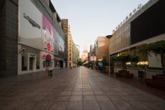 A estrada de Nanjing é a rua de compra principal de Shanghai, uma das ruas comerciais as mais ocupadas do mundo foto de stock A estrada de Nanjing é a rua de compra principal de Shanghai, uma das ruas comerciais as mais ocupadas do mundo foto de stock