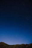 A estrada de Transfagarasan em Romênia na noite, fotografia longa da exposição pelo luar, foto vertical foto de stock royalty free A estrada de Transfagarasan em Romênia na noite, fotografia longa da exposição pelo luar, foto vertical foto de stock royalty free