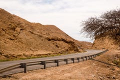 Estrada em um deserto de pedra em Israel imagens de stock royalty free Estrada em um deserto de pedra em Israel imagens de stock royalty free
