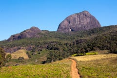 Estrada suja ao basecamp da montanha foto de stock royalty free Estrada suja ao basecamp da montanha foto de stock royalty free