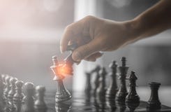 Estrategia de la competencia del negocio y concepto del éxito empresarial Mano del hombre de negocios dos que se mueve para lucha foto de archivo Estrategia de la competencia del negocio y concepto del éxito empresarial Mano del hombre de negocios dos que se mueve para lucha foto de archivo
