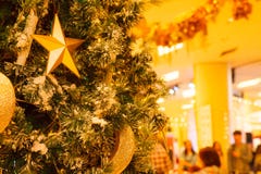 Estrela do ouro, crescente e fundo de brilho de suspensão das quinquilharias da bola com a árvore de Natal nevado decorada do inv fotos de stock royalty free Estrela do ouro, crescente e fundo de brilho de suspensão das quinquilharias da bola com a árvore de Natal nevado decorada do inv fotos de stock royalty free
