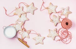 A estrela do pão-de-espécie do Natal deu forma a cookies com pó do açúcar na peneira imagens de stock A estrela do pão-de-espécie do Natal deu forma a cookies com pó do açúcar na peneira imagens de stock