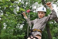 Estremo in discesa sugli ziplines immagini stock Estremo in discesa sugli ziplines immagini stock