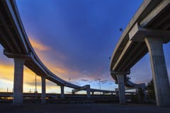 Estructura concreta de la manera expresa contra el cielo oscuro hermoso nosotros Fotografía de archivo libre de regalías Estructura concreta de la manera expresa contra el cielo oscuro hermoso nosotros Fotografía de archivo libre de regalías