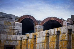 Estructura gris del stonemade grande con el molde y los arcos amarillos imagen de archivo libre de regalías Estructura gris del stonemade grande con el molde y los arcos amarillos imagen de archivo libre de regalías