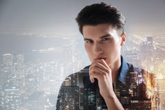 Estudante bonito que está contra o fundo da cidade imagem de stock Estudante bonito que está contra o fundo da cidade imagem de stock