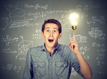 Estudante com fórmulas das matemáticas da ampola da ideia e da High School imagem de stock royalty free Estudante com fórmulas das matemáticas da ampola da ideia e da High School imagem de stock royalty free