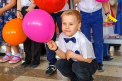 Estudante do menino com um balão no festival fotos de stock Estudante do menino com um balão no festival fotos de stock