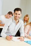Estudante feliz que aprende na classe fotografia de stock Estudante feliz que aprende na classe fotografia de stock