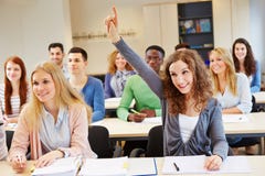 Pergunta de resposta do estudante feliz Imagem de Stock Pergunta de resposta do estudante feliz Imagem de Stock