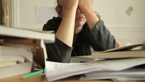 Estudante fêmea cansado dos estudos video estoque Estudante fêmea cansado dos estudos video estoque