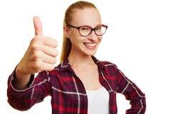 Estudante fêmea feliz que mantém os polegares fotografia de stock Estudante fêmea feliz que mantém os polegares fotografia de stock