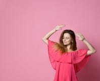 Estudante fêmea tendo o divertimento ao dançar a alguma música agradável dentro fotografia de stock Estudante fêmea tendo o divertimento ao dançar a alguma música agradável dentro fotografia de stock