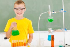 Estudante masculino da escola primária no laboratório imagem de stock royalty free Estudante masculino da escola primária no laboratório imagem de stock royalty free